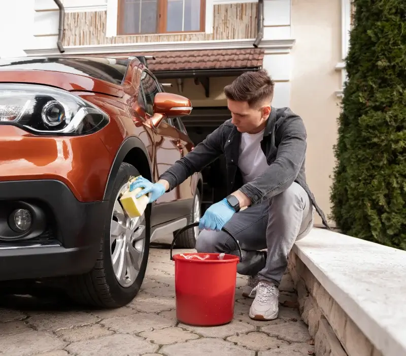 Lavage auto à domicile Plomodiern : professionnel intervenant sur un véhicule